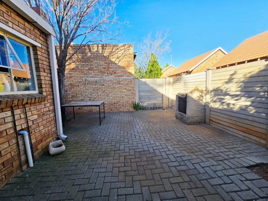 2 Bedroom Property for Sale in Langenhovenpark Free State